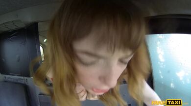 Vrazil jsem svůj velký klacek hluboko do prdele téhle zrzavé coury přímo v mém Fake Taxi