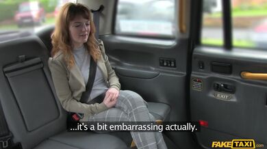 Vrazil jsem svůj velký klacek hluboko do prdele téhle zrzavé coury přímo v mém Fake Taxi