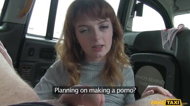 Vrazil jsem svůj velký klacek hluboko do prdele téhle zrzavé coury přímo v mém Fake Taxi