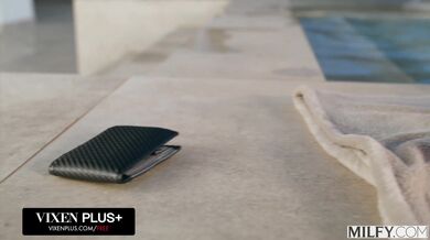 Prsatá MILFka Shalina Devine si nechala dvěma čuráky najednou totálně rozmrdat píču i prdel