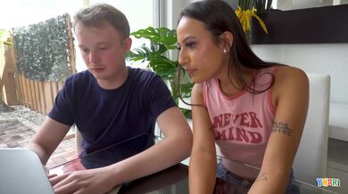 Chlípná Lola Aiko dostane výstřik obličej