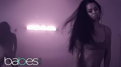 Seth Gamble vystříkl hromadu mrdky do roztažené dírky Aliny Lopez