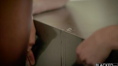 Samantha ošukaná obrovským černým ptákem