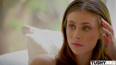 Anya Olsen si užívá svou první trojku a brutální dvojitou penetraci