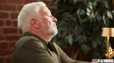 Zrzavá panička Zoe Grey si objednala BBC na pokoj, zatímco je manžel pryč