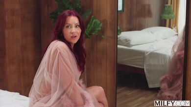 Zrzavá panička Zoe Grey si objednala BBC na pokoj, zatímco je manžel pryč