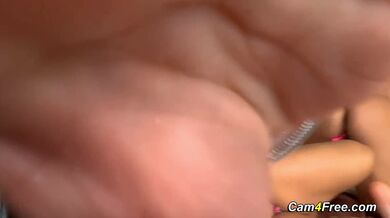 Tyhle dvě nadržený latinky s obříma prdelama se nejdřív divoce slíbaly a pak si prstama a vibrátorem totálně zřídily kundy v živým přenosu