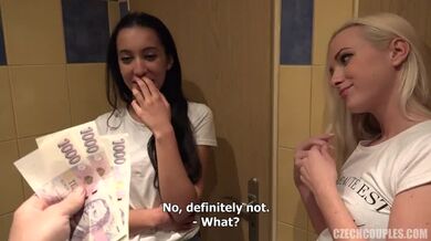 Dvě kočky šukají za peníze ve čtyřce