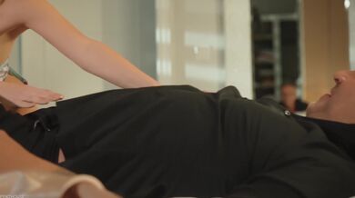 Lucky Bee textuje kamarádovi o pomoc s uspokojením