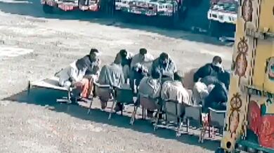 Skupina lidí unikla nákladnímu vozidlu po explozi pneumatiky