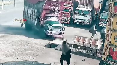 Skupina lidí unikla nákladnímu vozidlu po explozi pneumatiky