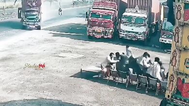 Skupina lidí unikla nákladnímu vozidlu po explozi pneumatiky