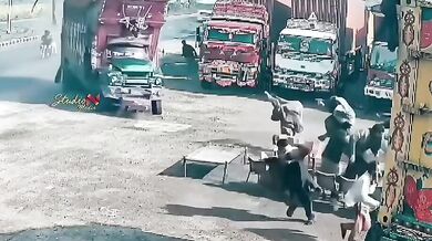 Skupina lidí unikla nákladnímu vozidlu po explozi pneumatiky
