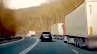 Nebezpečné předjíždění na Dargově: Kamion vytlačil osobní auto do protisměru