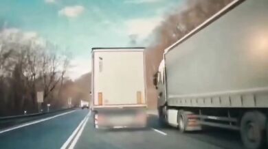 Nebezpečné předjíždění na Dargově: Kamion vytlačil osobní auto do protisměru