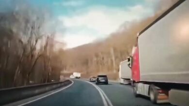 Nebezpečné předjíždění na Dargově: Kamion vytlačil osobní auto do protisměru