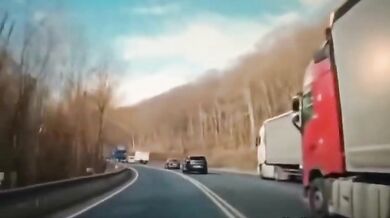 Nebezpečné předjíždění na Dargově: Kamion vytlačil osobní auto do protisměru
