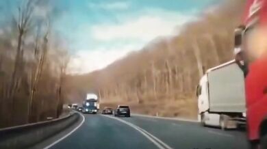 Nebezpečné předjíždění na Dargově: Kamion vytlačil osobní auto do protisměru