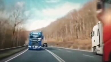 Nebezpečné předjíždění na Dargově: Kamion vytlačil osobní auto do protisměru