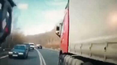 Nebezpečné předjíždění na Dargově: Kamion vytlačil osobní auto do protisměru