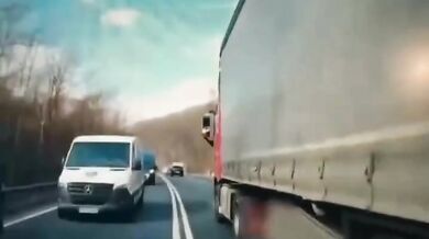 Nebezpečné předjíždění na Dargově: Kamion vytlačil osobní auto do protisměru