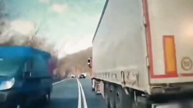Nebezpečné předjíždění na Dargově: Kamion vytlačil osobní auto do protisměru