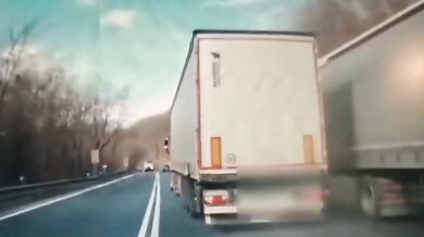 Nebezpečné předjíždění na Dargově: Kamion vytlačil osobní auto do protisměru