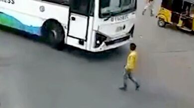 Mladíka srazil a přejel jedoucí autobus při přecházení silnice