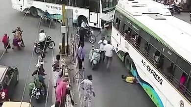 Mladíka srazil a přejel jedoucí autobus při přecházení silnice