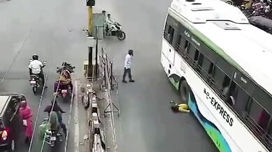 Mladíka srazil a přejel jedoucí autobus při přecházení silnice