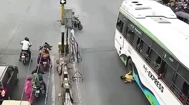 Mladíka srazil a přejel jedoucí autobus při přecházení silnice