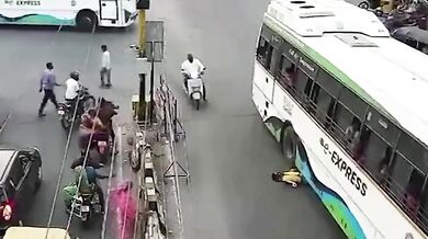 Mladíka srazil a přejel jedoucí autobus při přecházení silnice
