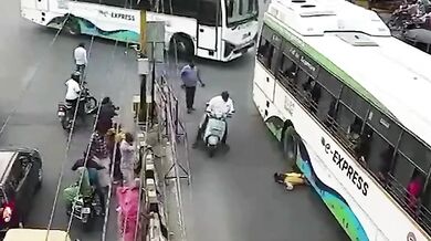 Mladíka srazil a přejel jedoucí autobus při přecházení silnice