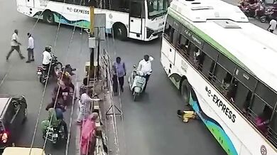 Mladíka srazil a přejel jedoucí autobus při přecházení silnice