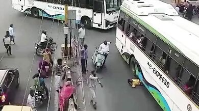 Mladíka srazil a přejel jedoucí autobus při přecházení silnice
