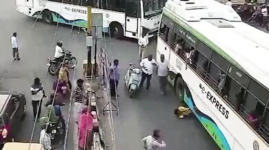 Mladíka srazil a přejel jedoucí autobus při přecházení silnice