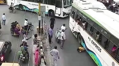 Mladíka srazil a přejel jedoucí autobus při přecházení silnice