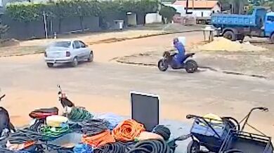 Střet osobního automobilu s motorkářem na křižovatce