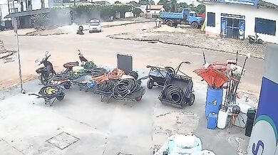Střet osobního automobilu s motorkářem na křižovatce