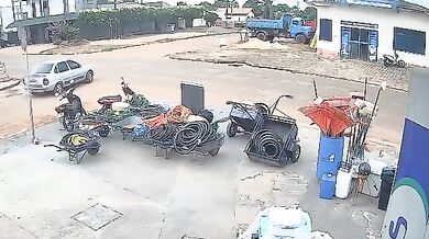 Střet osobního automobilu s motorkářem na křižovatce