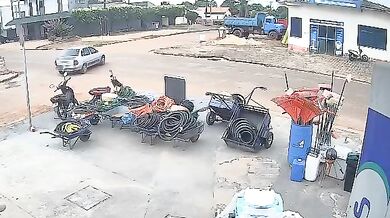 Střet osobního automobilu s motorkářem na křižovatce