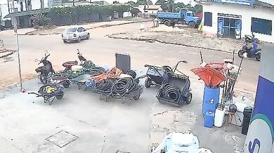 Střet osobního automobilu s motorkářem na křižovatce