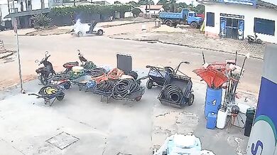 Střet osobního automobilu s motorkářem na křižovatce