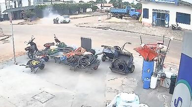 Střet osobního automobilu s motorkářem na křižovatce