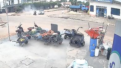 Střet osobního automobilu s motorkářem na křižovatce