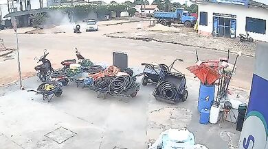 Střet osobního automobilu s motorkářem na křižovatce