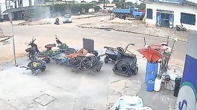 Střet osobního automobilu s motorkářem na křižovatce