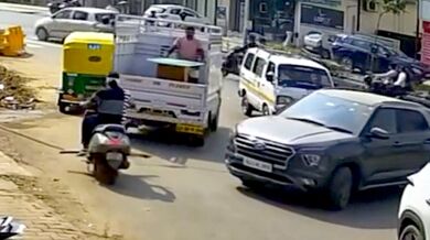 Autobus městské dopravy smetl školní dodávku a další vozy