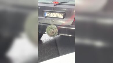 Litevský řidič si na nárazník připevnil minu