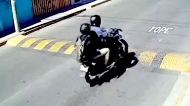 Motorkář v rychlosti přehlédl retardér a katapultoval spolujezdce